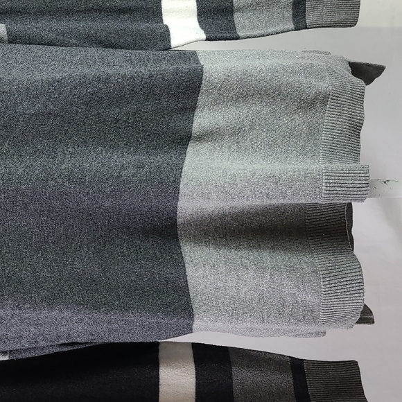 a.n.a Colorblock Sweater - Picture 4 of 13